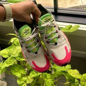 Nike Air Max 270 React- Hyper Pink Women’s size 7